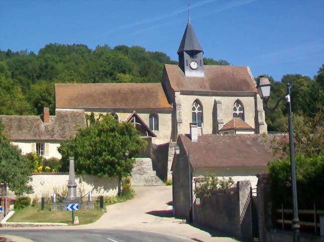 L'église Saint-Denis et le monument - Montreuil-sur-Epte (95770) - Val-d'Oise