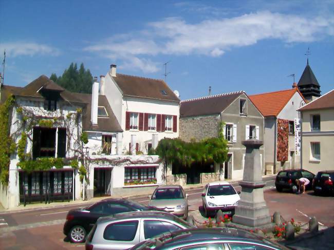 Place de la Mairie, rue Saint-Claude - Nerville-la-Forêt (95590) - Val-d'Oise