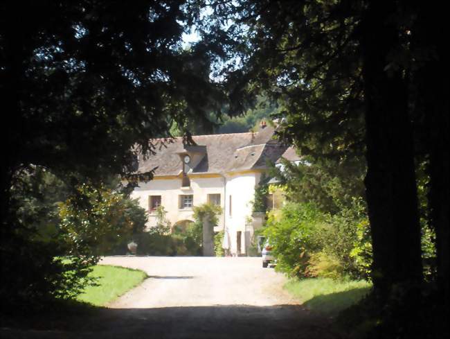 Vue partielle du château et ferme d'Orgivaux - Valmondois (95760) - Val-d'Oise