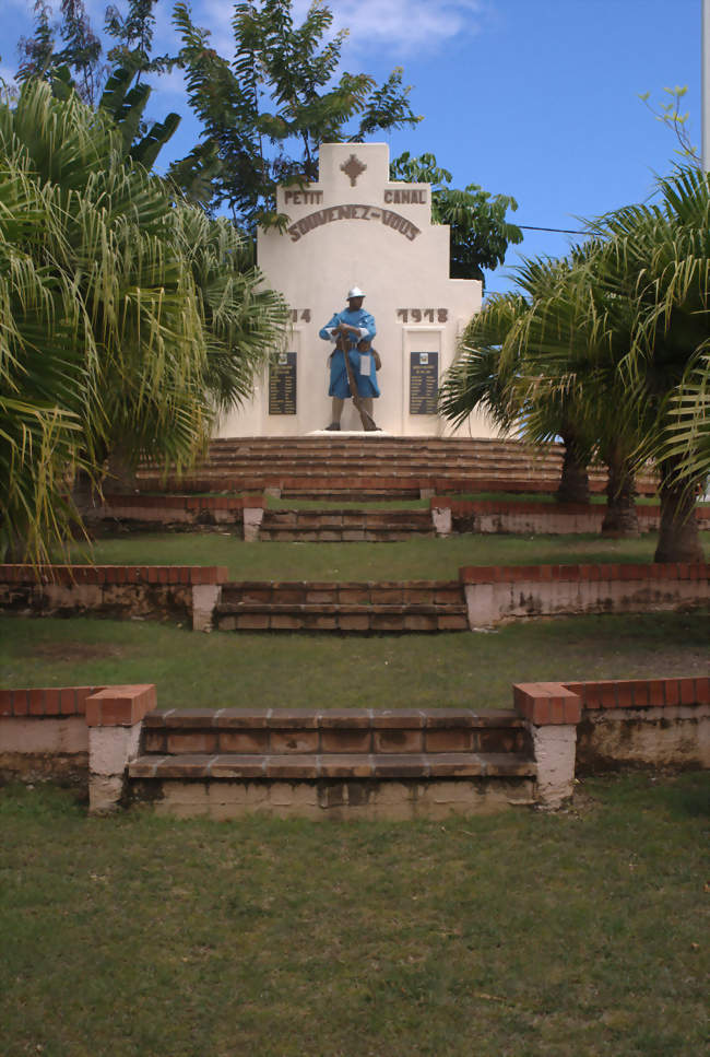 Le monument aux morts des guerres mondiales - Petit-Canal (97131) - Guadeloupe