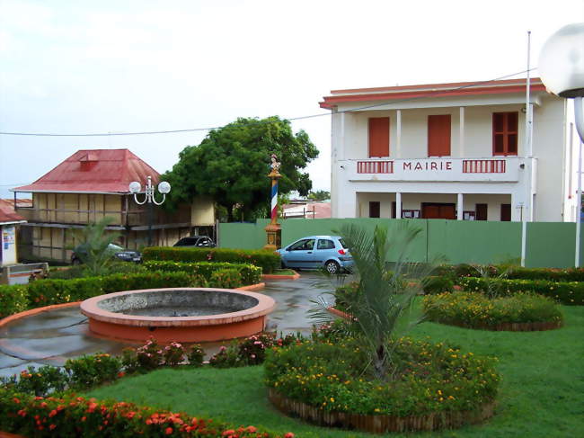 Place principale avec l'hôtel de ville de Pointe-Noire et la colonne républicaine (ensemble inscrit aux MH) - Pointe-Noire (97116) - Guadeloupe