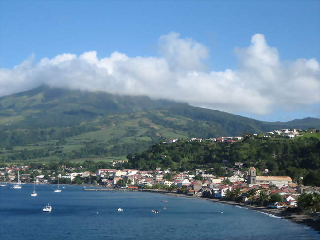 Saint-Pierre, en arrière-plan la Montagne Pelée - Saint-Pierre (97250) - Martinique