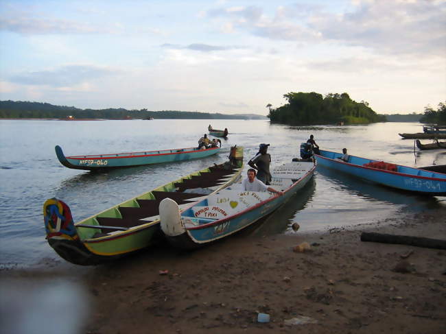 Vue de pirogues taxis à l'embarcadère d'Apatou - Apatou (97317) - Guyane