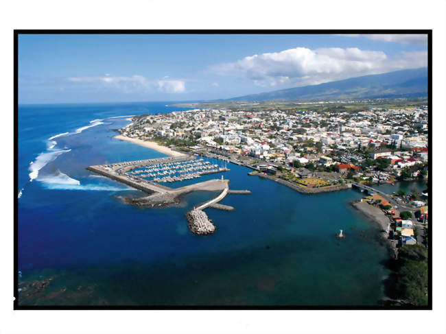 Vue d'une partie de Saint-Pierre et de son port - Saint-Pierre (97410, 97432) - La Réunion