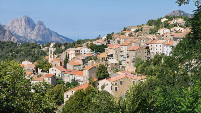 Vue sur la partie centrale du village - Évisa (20126) - Corse-du-Sud
