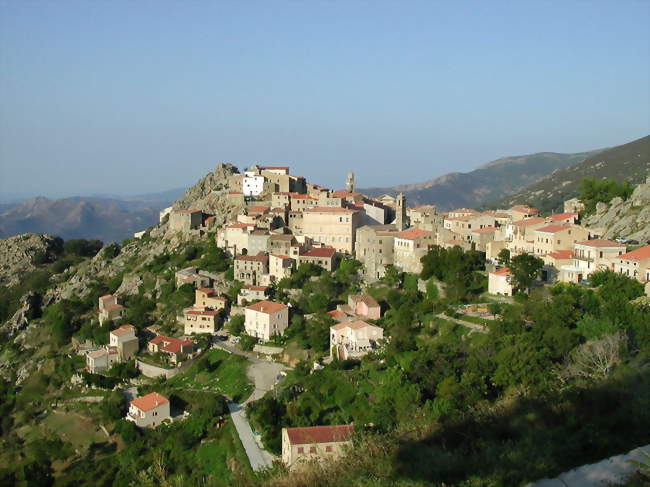 Vue du village depuis la D 663 en venant de Nessa - Speloncato (20226) - Haute-Corse