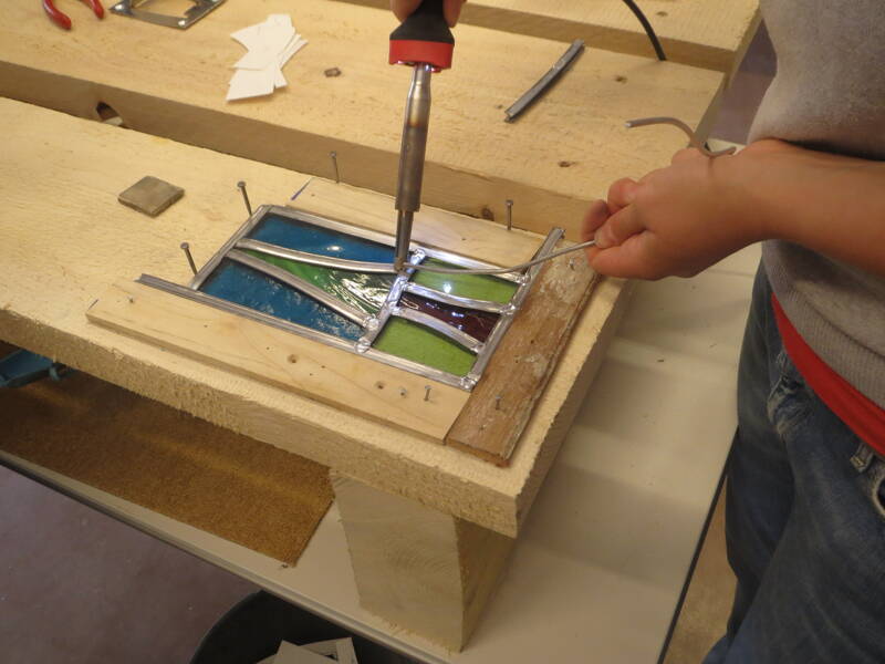Atelier de fabrication d'un vitrail
