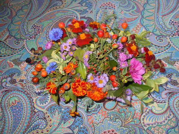 Créativité et art floral : des fleurs et des sacs en papier