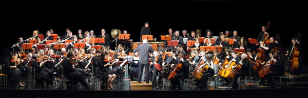 Maxime Piolot chante avec l'orchestre universitaire de Brest
