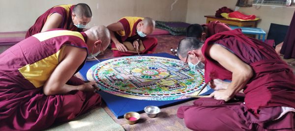 Création d'un madala par des moines du monastère de Drepung Gomang