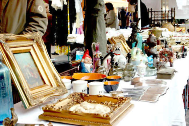 Brocante dans le pré