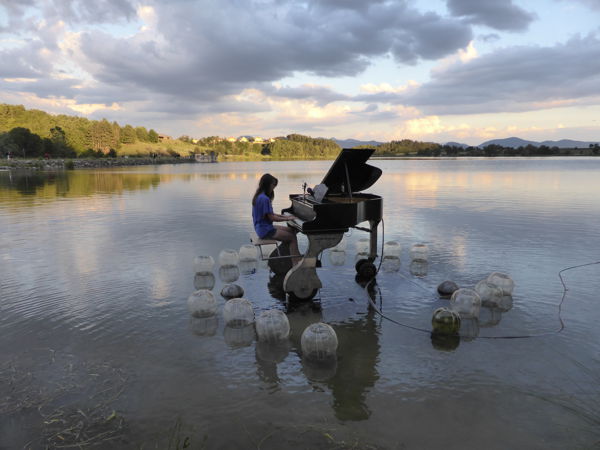 Le piano du lac au Parc Mysterra