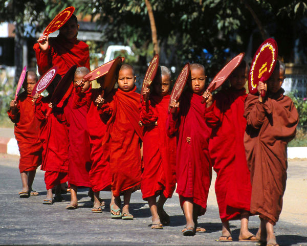 Birmanie, la magie du Myanmar - Film documentaire de Nadine et Jean-Claude Forestier