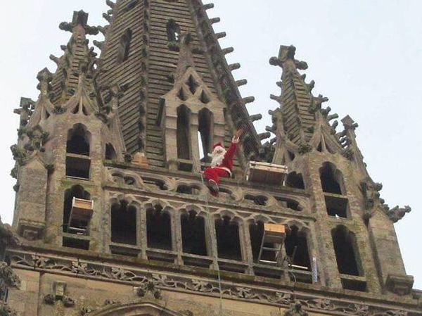 Arrivée du père Noël en descente en rappel du clocher