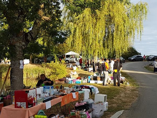 Vide-grenier au bord du lac de Marcenac