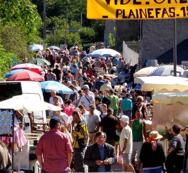 Grand vide grenier et brocante, collection a Plainefas