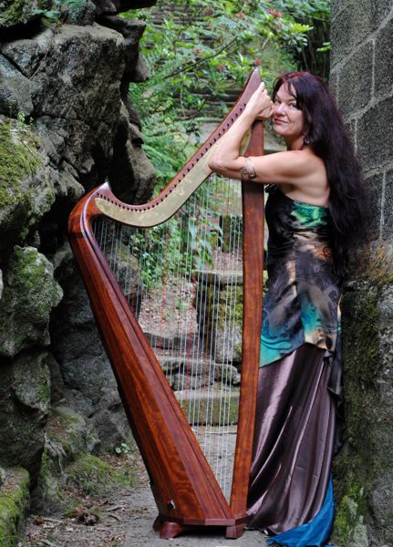 LAWENA de Brocéliande harpe celtique et chants traditionnels à l'Abbaye de PAIMPONT