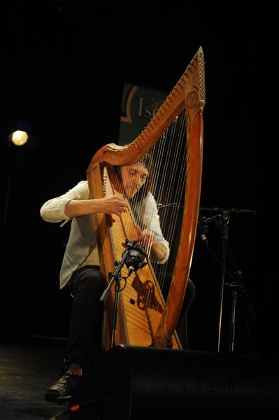 Christophe GUILLEMOT joue sur les harpes celtiques qu'il a fabriqué à l'Abbaye de PAIMPONT