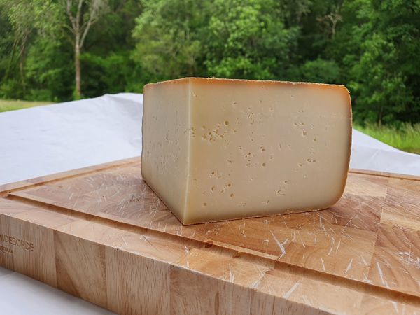 Surprenez vos invités avec notre fromage fermier Ossau Iraty.