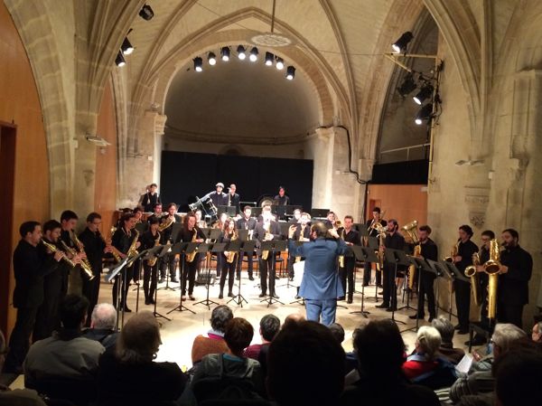 Ensemble de saxophones, cuivres, percussions et pianos