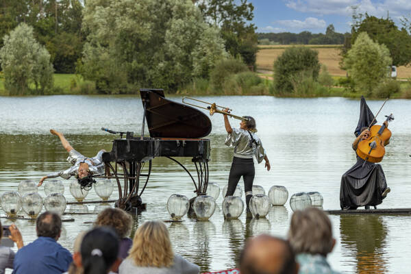 Le Piano du Lac - Spectacle Flottant 