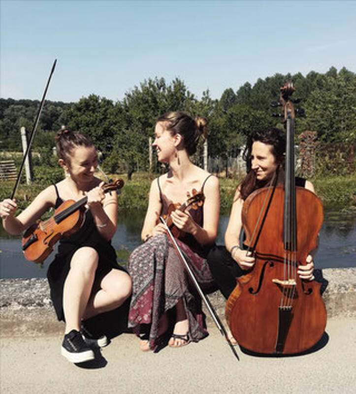 Concert baroque avec 3 filles dans le vent