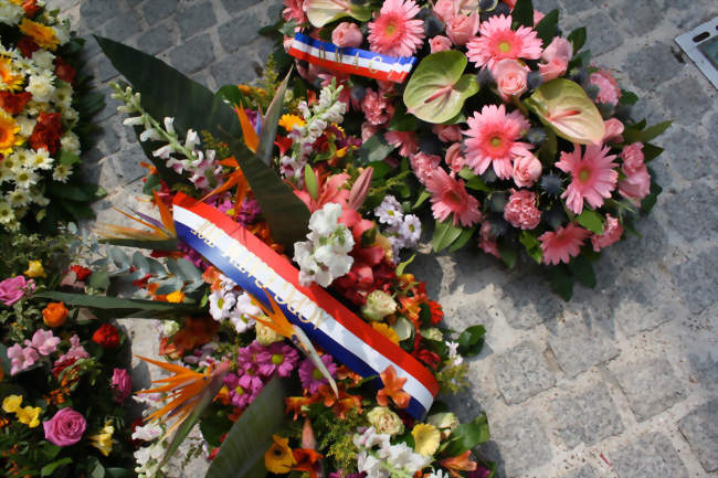 Cérémonie au monument aux morts