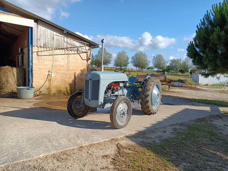 rassemblement de tracteur et de voiture