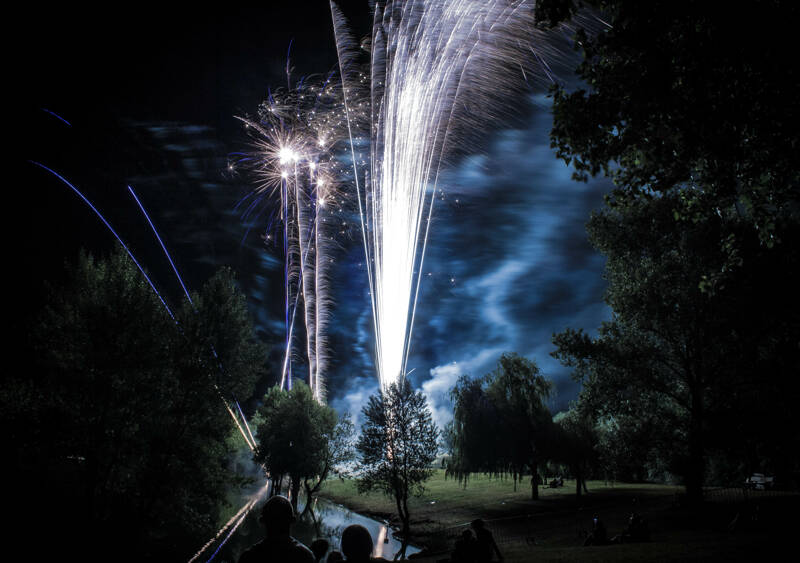 GUINGUETTE AU BORD DE L'EAU ET FEU D'ARTIFICE