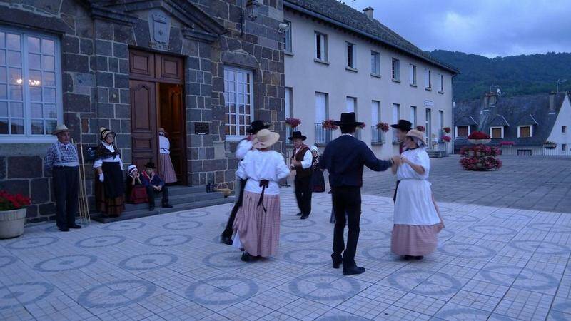 VISITE NOCTURNE CONTÉE ET CHANTÉE DU CENTRE HISTORIQUE DE VIC SUR CERE