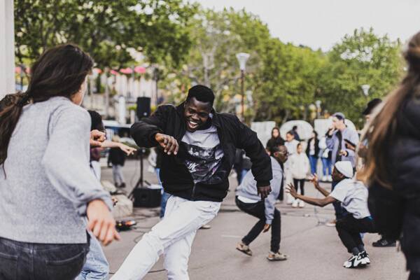 COLLECTIF KAY ! PERFORMANCE IMMERSIVES