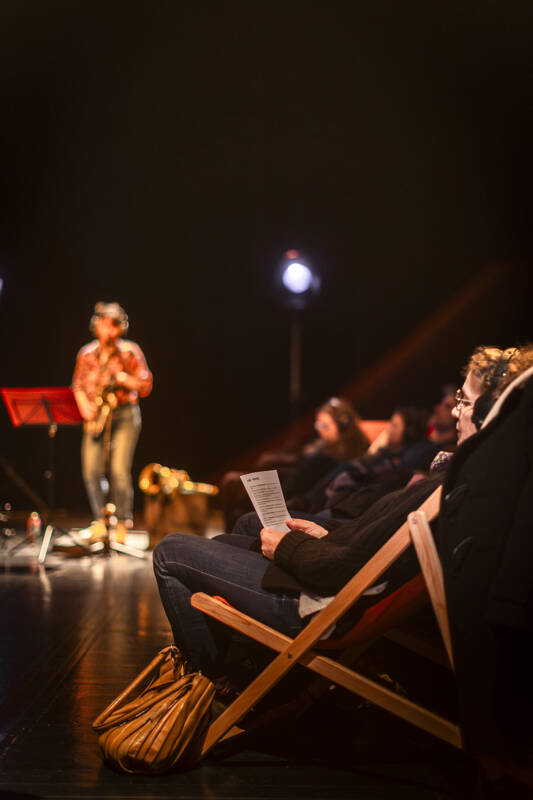 Poésie couchée sur musique en transat