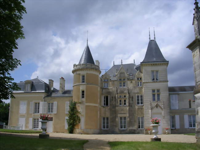 Château de Masseuil, à Quinçay - Les visites guidées de l'Office de  Tourisme du Vouglaisien - Quinçay (86190) - Histoire - Civilisation - Vie  associative - Balades - Conférence - Débat - Visites et circuits - Visite  guidée - Patrimoine - Culture