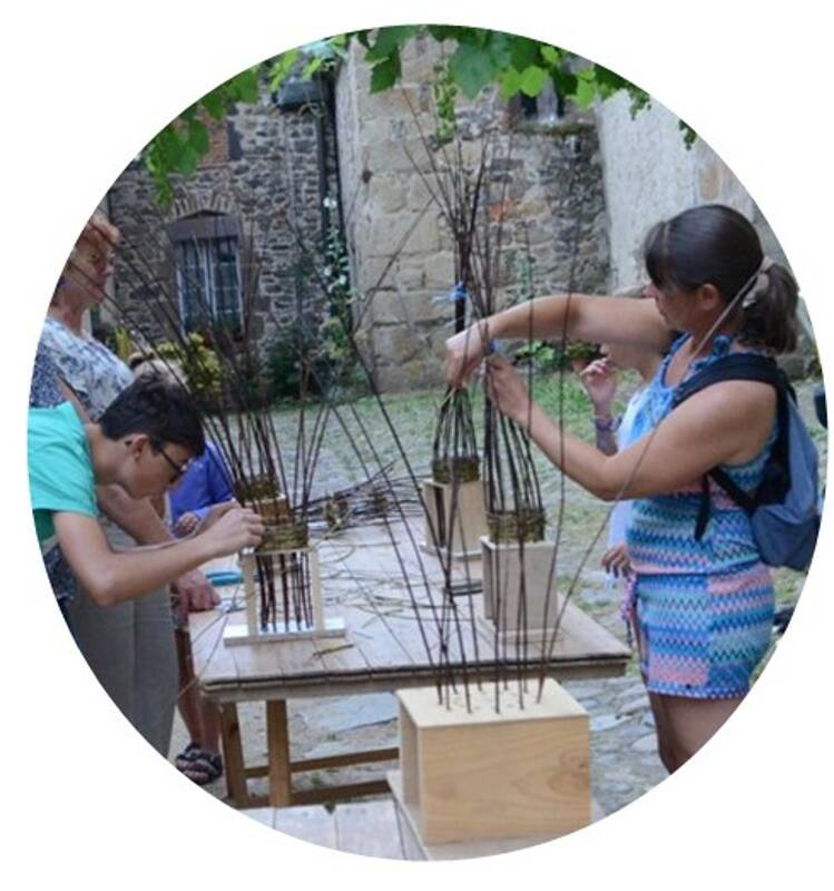 Atelier vannerie, fabrication de nichoir avec Annick