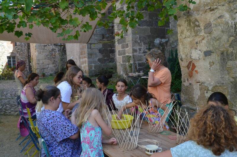 Atelier vannerie, fabrication d’un petit panier, avec Annick