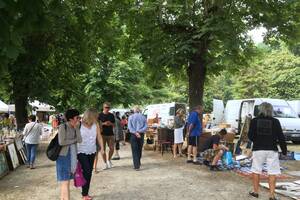 photo belle brocante professionnelle dans le jardin des moines