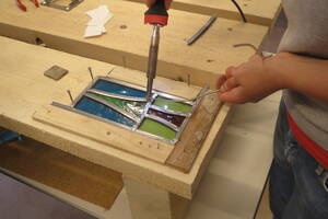 photo Atelier de fabrication d'un vitrail