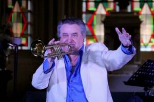 photo Jean-Claude BORELLY et sa trompette d'Or