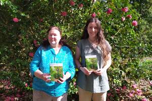 photo Deux auteures en dédicace au vide jardin de Tréméoc