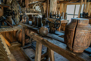 photo MUSÉE INSOLITE : Touche du bois !