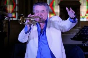 photo Jean-Claude BORELLY et sa trompette d'Or.