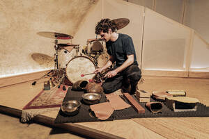 Performance du percussionniste, performeur et artiste visuel Charles Dubois.