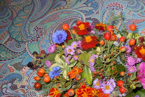 photo Créativité et art floral : des fleurs et des sacs en papier