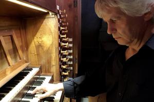 photo Aux Concerts du Marché:  l'organiste Frédéric Munoz