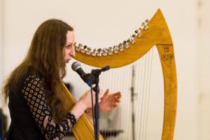 photo concert de Pentecôte par Dana, harpe celtique et chant