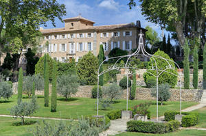 Marché dans les jardins du Château Pesquié