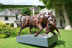 photo LA MAISON ACKERMAN, A SAUMUR, SPECIALISTE DES FINES BULLES DE LOIRE,  EXPOSE LES SCULPTURES DE GARI DURANT TOUT L’ETE.