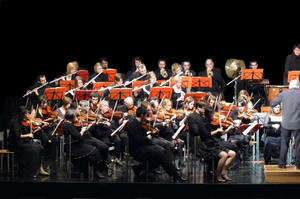 photo Maxime Piolot chante avec l'orchestre universitaire de Brest