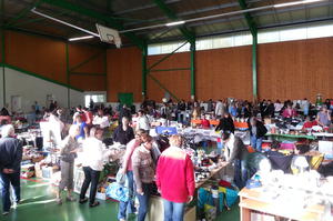 photo GRAND VIDE GRENIER COLLEGE LYCEE SAINT JOSEPH NAY