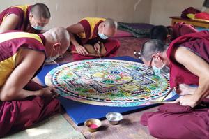 Création d'un madala par des moines du monastère de Drepung Gomang